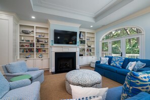 Smart-TV, Kamin, Tischtennisplatte, Bücher