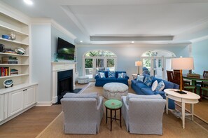 Smart-TV, Kamin, Tischtennisplatte, Bücher