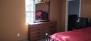 6 bedrooms, iron/ironing board, WiFi, bed sheets