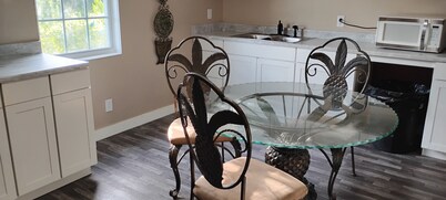 Spacious 6-bedroom apartment with WiFi, AC in delightful Byron