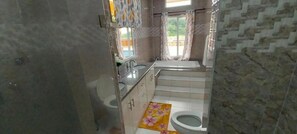 Douche, serviettes fournies, savon, shampoing