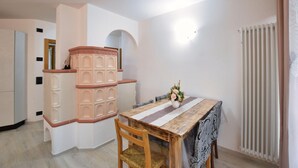 Un coin repas comprenant une table en bois, une chaise et un meuble mural décoratif.