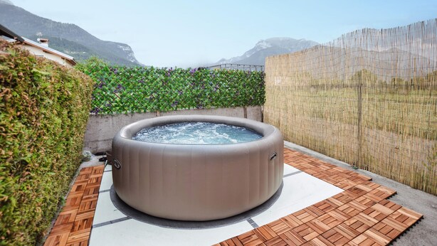 Un bain à remous sur une terrasse avec vue sur les montagnes.