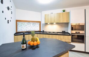 Réfrigérateur, plaque de cuisson, lave-vaisselle, cafetière/bouilloire