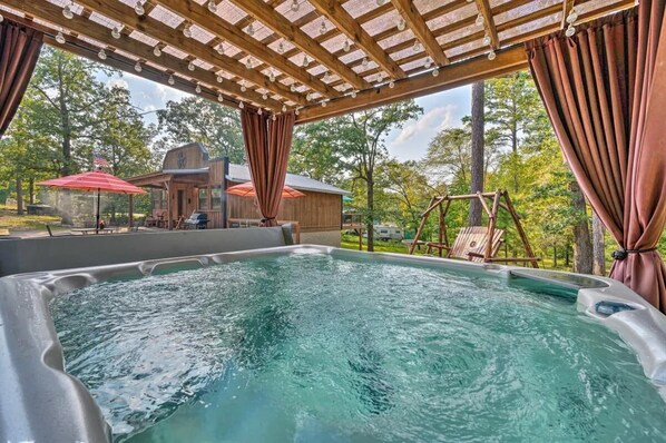 Outdoor spa tub