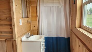 Secador de pelo, toallas, jabón, papel higiénico