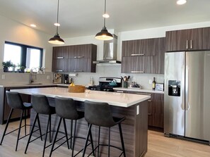 Mikrobølgeovn, ovn, kokeplater og oppvaskmaskin