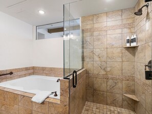 Een douche, een haardroger, handdoeken