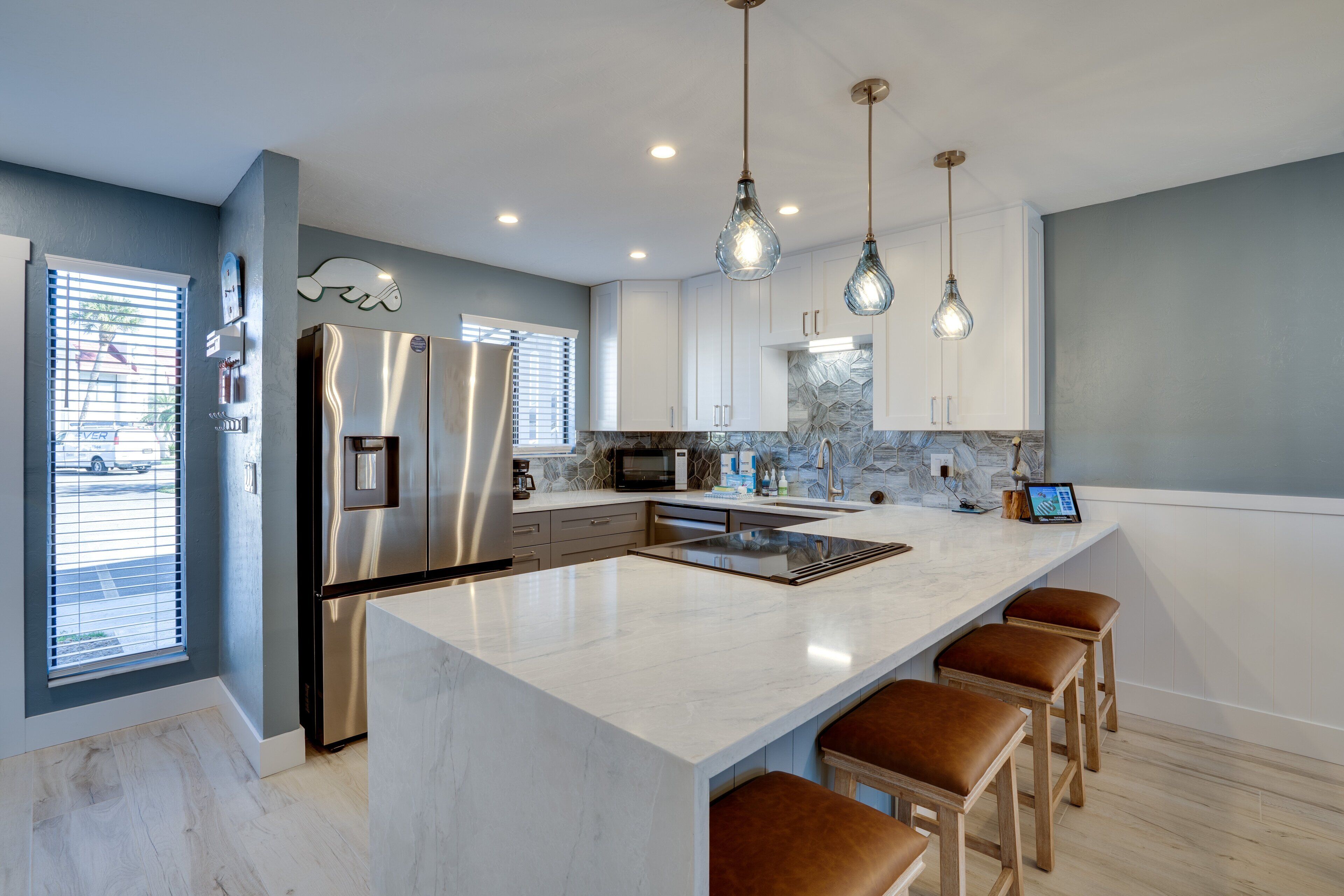 Geladeira, micro-ondas, fogão, cooktop