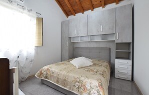 1 chambre, lit parapluie, Wi-Fi gratuit, draps fournis