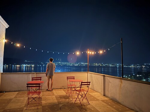 Casa grande rustica en zona dorada cerca de restaurantes y hoteles conbuenavista