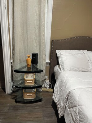 Tabla de planchar con plancha, wifi y ropa de cama 