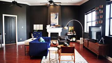 Een smart-tv en een open haard