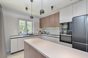 Réfrigérateur, four à micro-ondes, un four, surface de cuisson