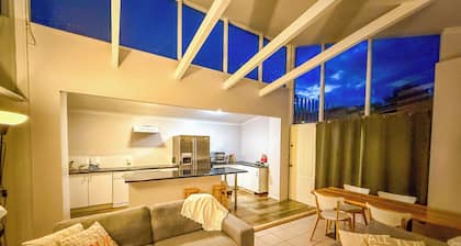 Cozy, well appointed unit near centre of Jindabyne and 30mins to snowfields.