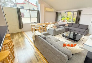 Smart TV - Cozy, well appointed unit near centre of Jindabyne and 30mins to snowfields. (Jindabyne)