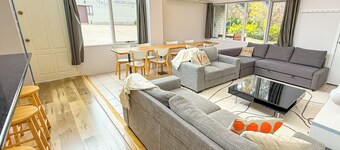 Cozy, well appointed unit near centre of Jindabyne and 30mins to snowfields.