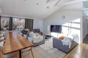 Smart TV - Cozy, well appointed unit near centre of Jindabyne and 30mins to snowfields. (Jindabyne)