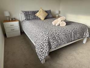 Iron/ironing board, bed sheets