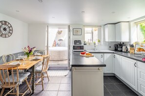 Fridge, oven, stovetop, dishwasher