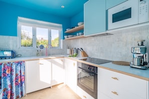 Refrigerador, microondas, horno, placa de cocina