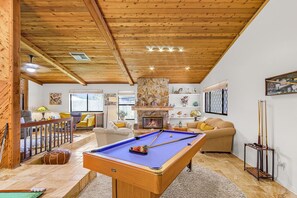 Smart TV, lareira, mesa de pingue-pongue