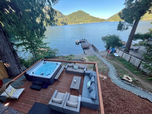 “The Lakeside Lodge” Updated cabin on Lake Sutherland with hottub & private dock