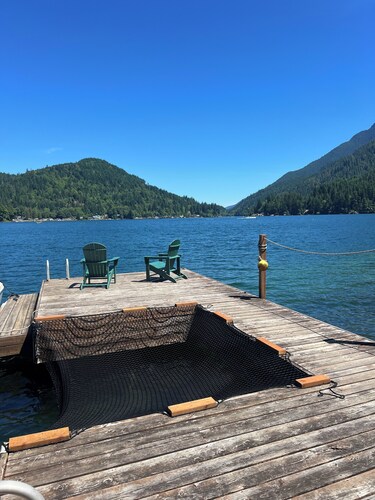 “The Lakeside Lodge” Updated cabin on Lake Sutherland with hottub & private dock