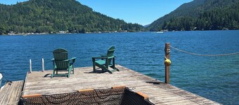 “The Lakeside Lodge” Updated cabin on Lake Sutherland with hottub & private dock
