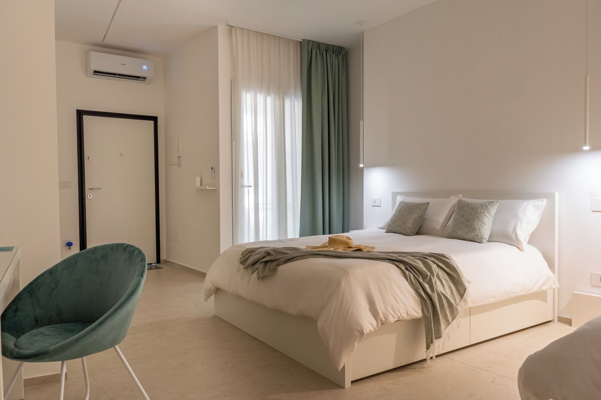 1 soverom, skrivebord, strykejern/-brett og reiseseng for barn