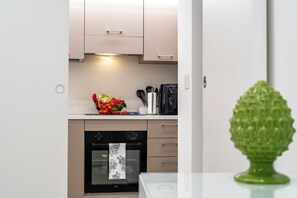 Frigorífico, horno, cafetera o tetera y trona infantil