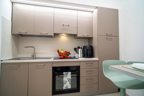 Fridge, oven, coffee/tea maker, highchair
