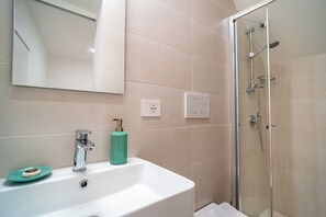 Dusche, Haartrockner, Bidet, Handtücher