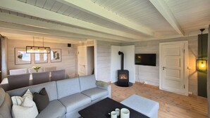 Una sala de estar acogedora con un sofá, una mesita de centro y una chimenea.