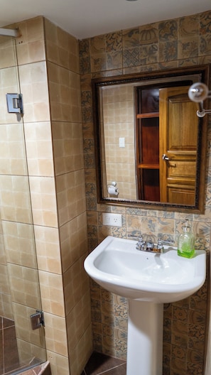 Dusche, Handtücher, Seife, Shampoo