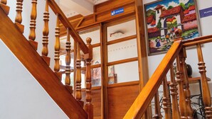 Eine Holztreppe mit einem Schild, das ein Büro kennzeichnet.