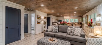 Blue Burton Bungalow | Mountain Escape Near Lake Burton w/ Hot Tub and Games