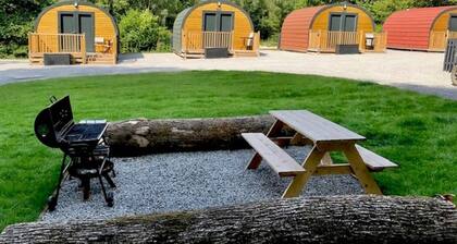 A glamping pod that sleeps 2 guests in 1 bedroom