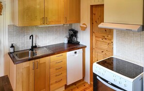 Kylskåp, diskmaskin och kaffe- och tebryggare