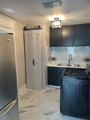 Mikrobølgeovn, kaffe-/temaskine, køkkentøj/tallerkener/redskaber