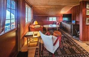 Smart TV, fireplace, DVD player