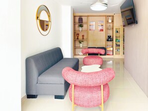45-inch flat-screen TV with cable channels, heated floors - Hotel Caribe Real Inn (Santa Marta)