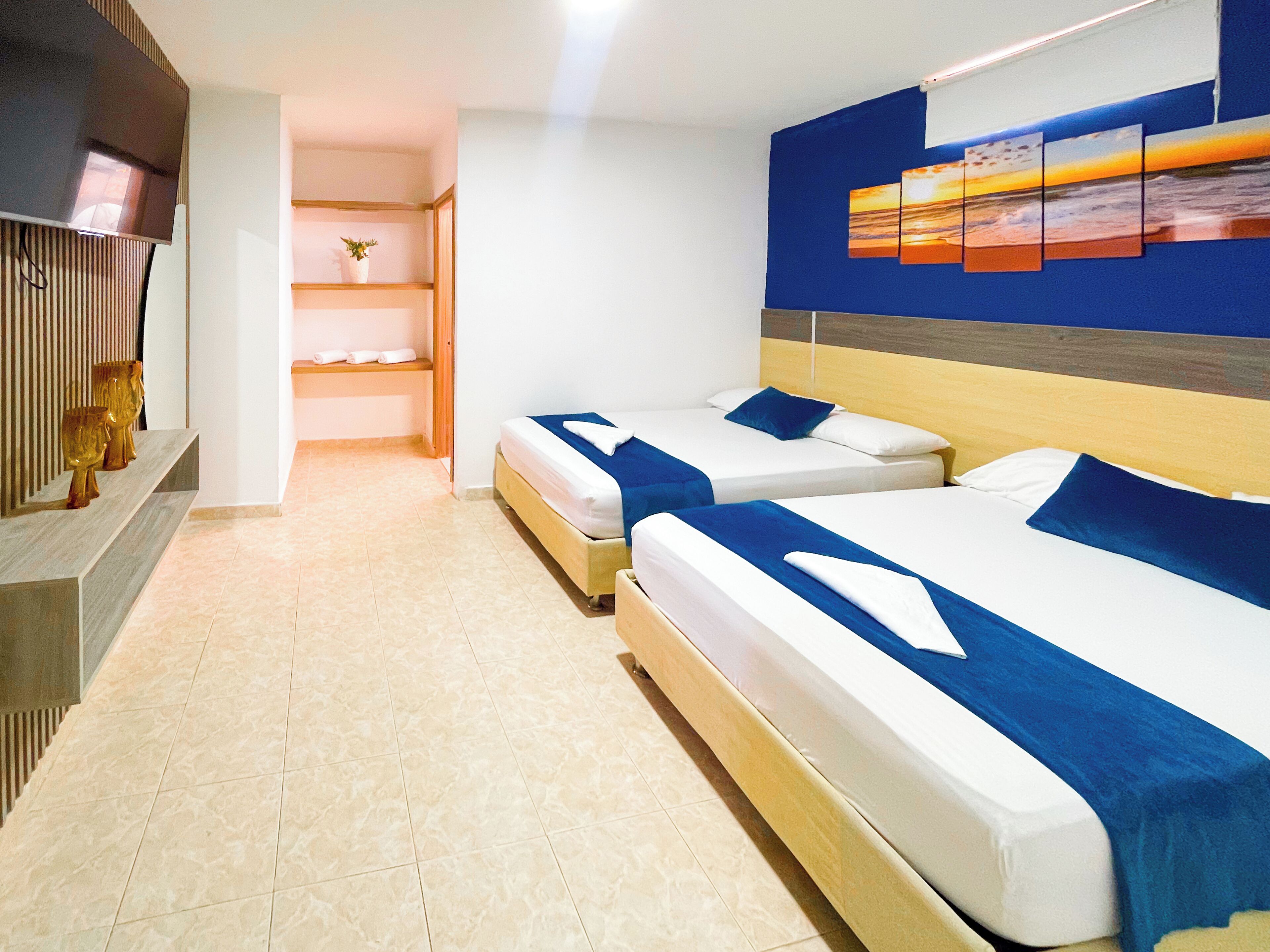 Neljän hengen huone, 2 parisänkyä | Ylelliset vuodevaatteet, ilmainen Wi-Fi, vuodevaatteet