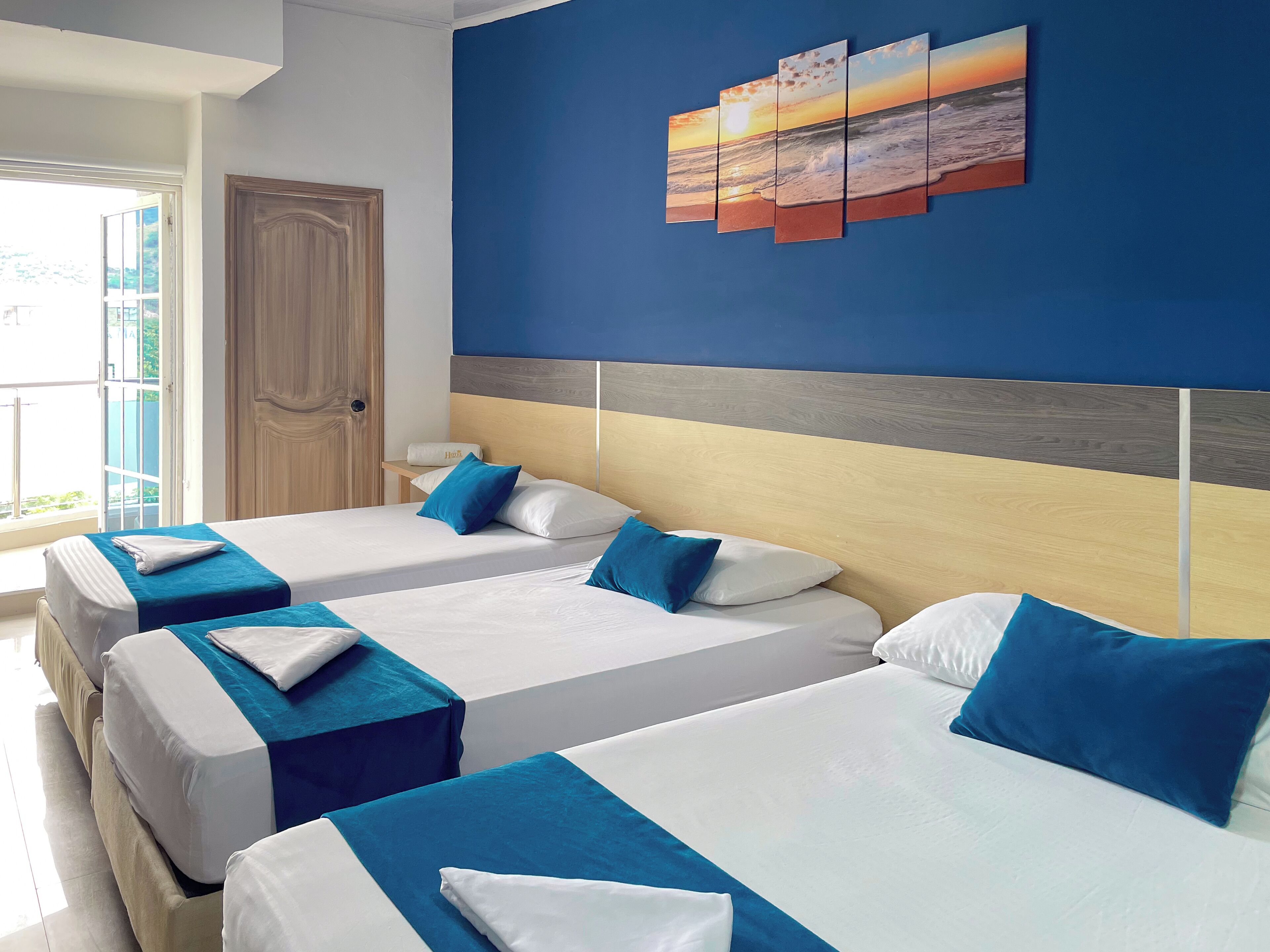 Habitación familiar, balcón | Ropa de cama de alta calidad, wifi gratis y ropa de cama 