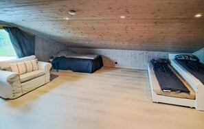 4 bedrooms, travel crib, free WiFi