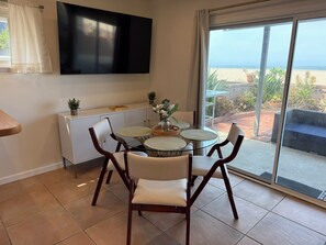 Dining - Cozy Beachfront Getaway! (Los Angeles)