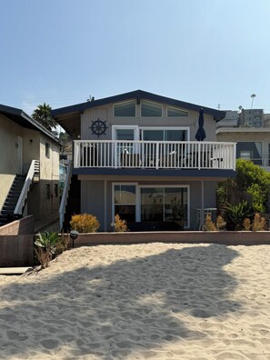 Exterior - Cozy Beachfront Getaway! (Los Angeles)