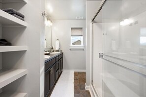 Shower, hair dryer, towels, soap - Cozy & Comfortable Home - Smart TVs, Wifi, Board Games, Kitchen Amenities, Clean (Meridian)