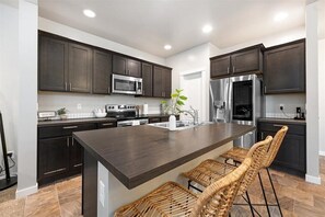 Private kitchen - Cozy & Comfortable Home - Smart TVs, Wifi, Board Games, Kitchen Amenities, Clean (Meridian)