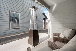 Terrace/patio - Cozy & Comfortable Home - Smart TVs, Wifi, Board Games, Kitchen Amenities, Clean (Meridian)